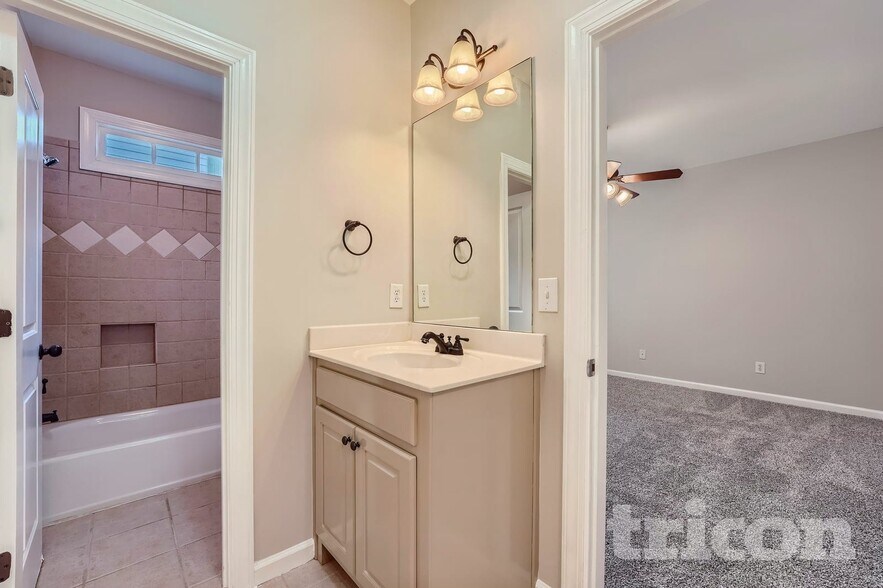 Building Photo - 1442 Hedgewood Ln NW