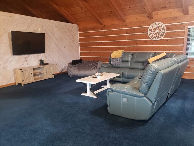 Building Photo - Log Home with close public lake access - A...