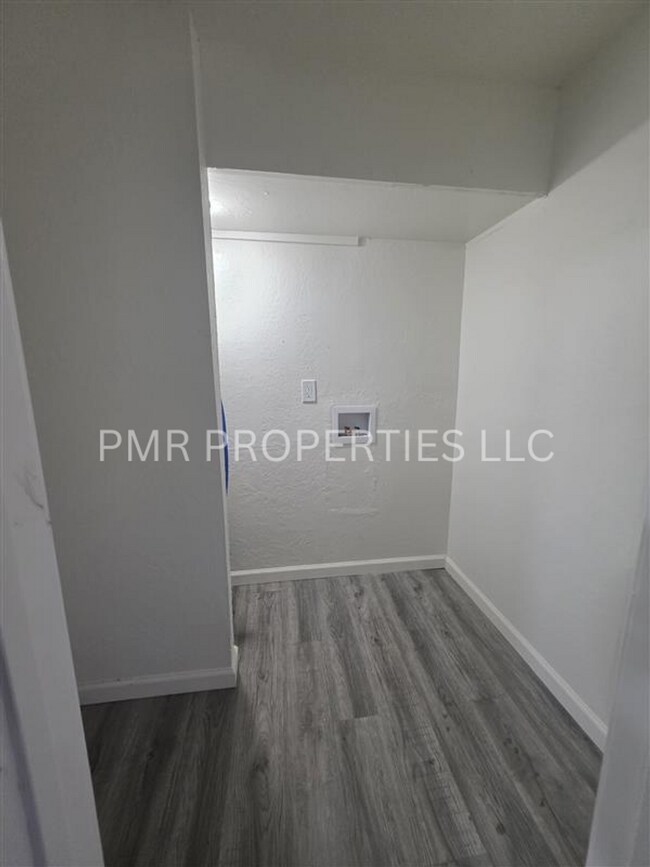 Building Photo - 3Bedroom/1Bathroom-House