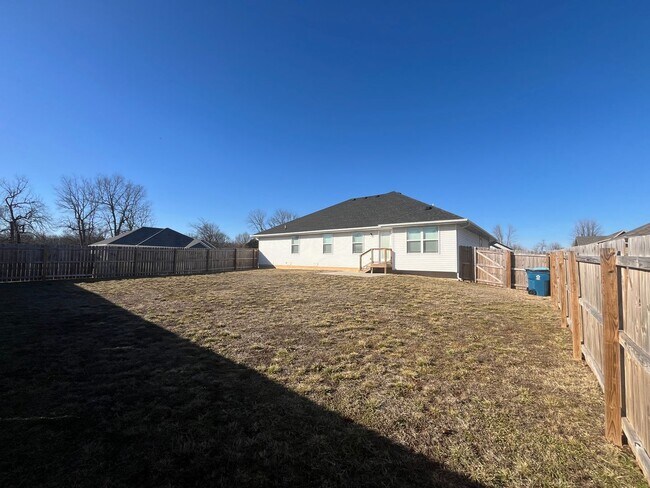 Building Photo - Beautiful Nearly New 3 Bed Home In Willard School District