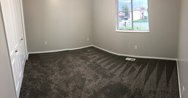 Building Photo - Spacious Sandy Rambler w 2 car attached