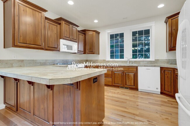 Building Photo - Luxury Four Bedroom Home in Oregon City!
