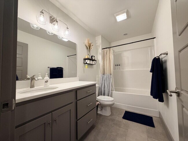 Building Photo - Gorgeous and Quiet 3 Bed 2.5 Bath Home in ...