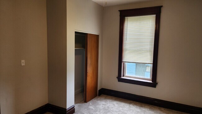 Building Photo - "Spacious 5-Bedroom Gem with 2 Full Baths in St. Louis – Your Ideal Family Home Awaits!"