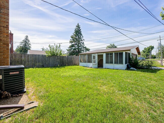 Building Photo - Charming 3-Bedroom Ranch in the Heart of Garden City