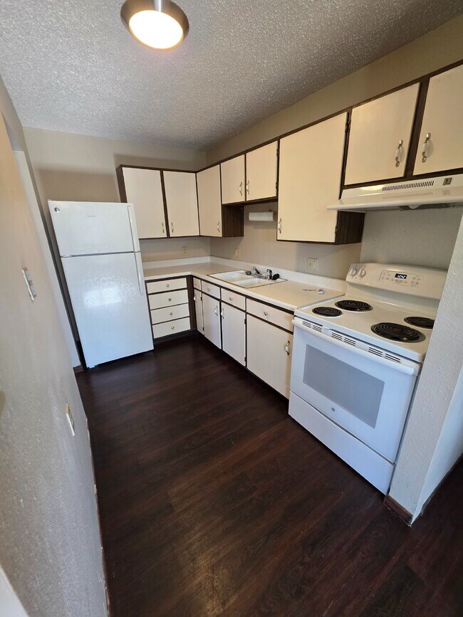Building Photo - *WINTER MOVE-IN SPECIAL* 1 Bedroom | 1 Bat...