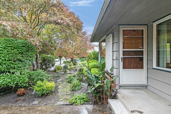 Building Photo - Sunny 4 BR home with lots of space!
