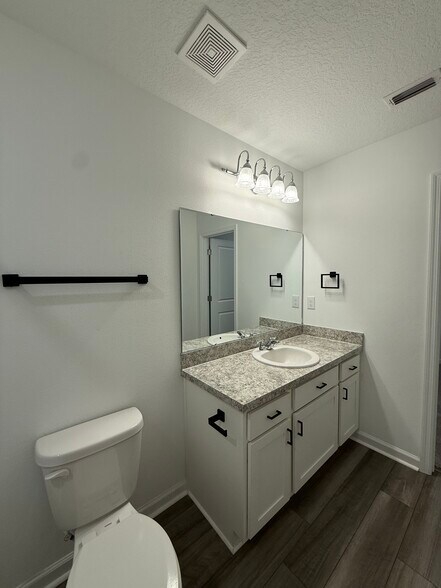 Master bath - 6206 Daerr Ridge St