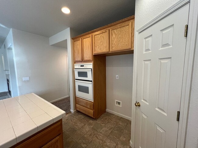 Building Photo - Large Two Story Crossroads Home!