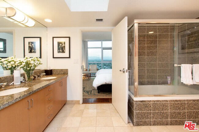 Building Photo - 13700 Marina Pointe Dr