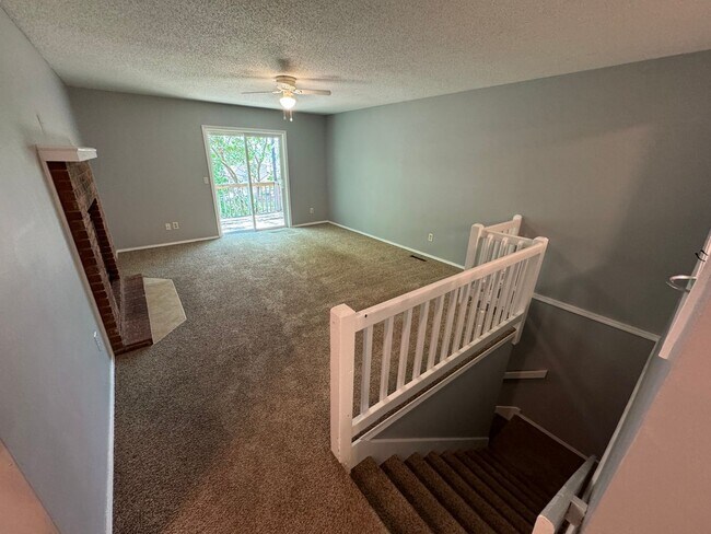 Building Photo - SPACIOUS DUPLEX in Southeast Springfield w...