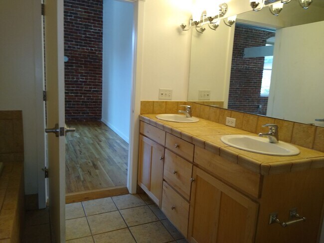 Building Photo - Loft Living At It's Finest In LODO!
