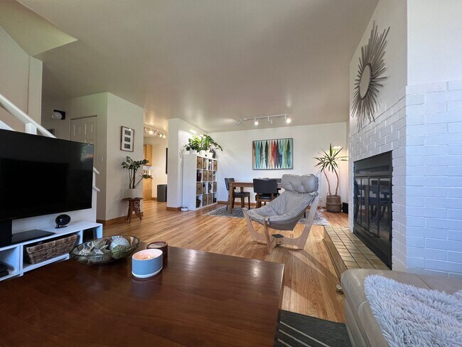 Building Photo - Spacious 4 Bed/3.5 Bath in Boulder - Available July 6th!