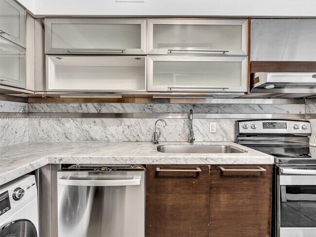 Building Photo - 6770 Indian Creek Dr