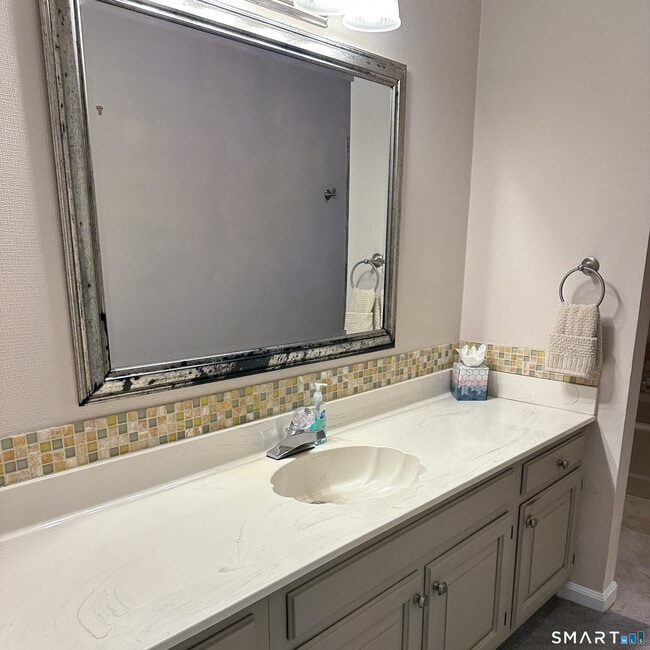 Building Photo - 6 Cove Rd