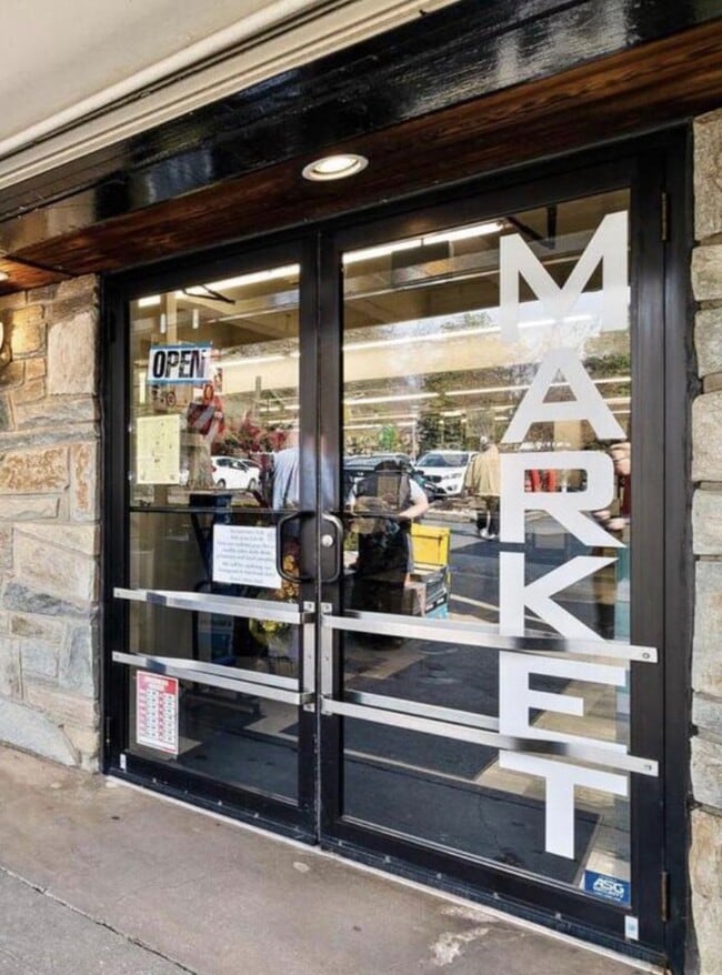 Building Photo - Fabulous LOCATION -- Studio located in Grosvenor Park with ALL UTILITIES included.