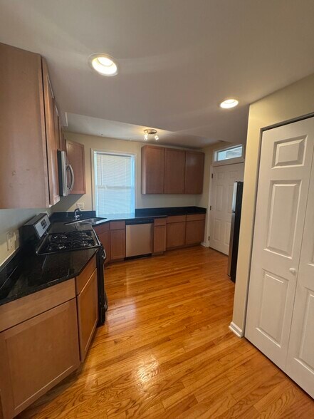 Building Photo - 2553 W Ardmore Ave