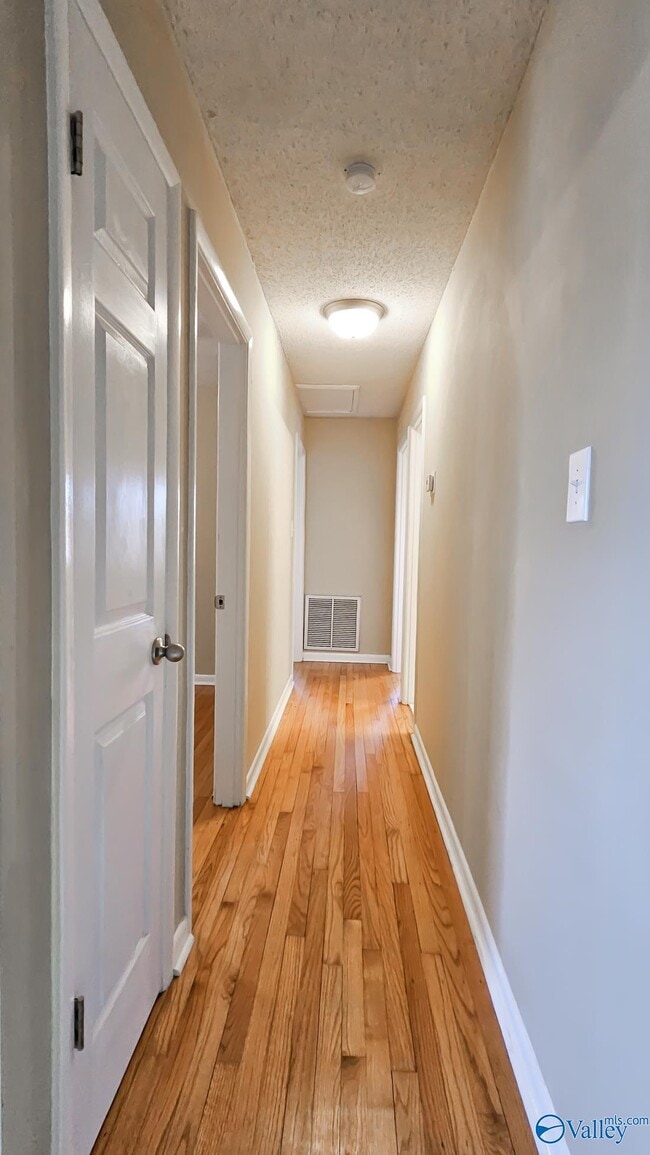 Building Photo - 712 Larry Dr