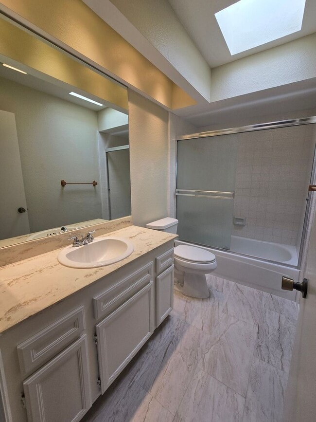 Building Photo - Spacious 2BD/2.5BA Town Home near Universi...