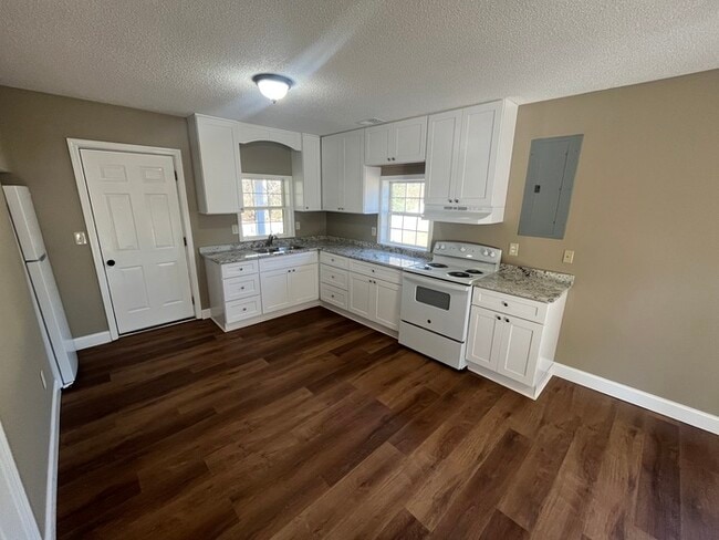 Building Photo - Available NOW! Cute home on 0.75 acres!