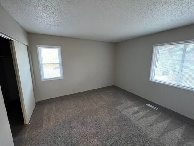 Building Photo - 2609 Irving Ct