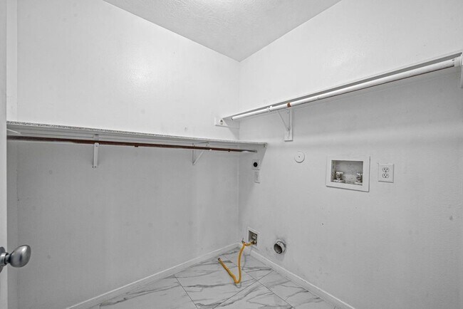 Building Photo - 8131 Golden Trace Ct