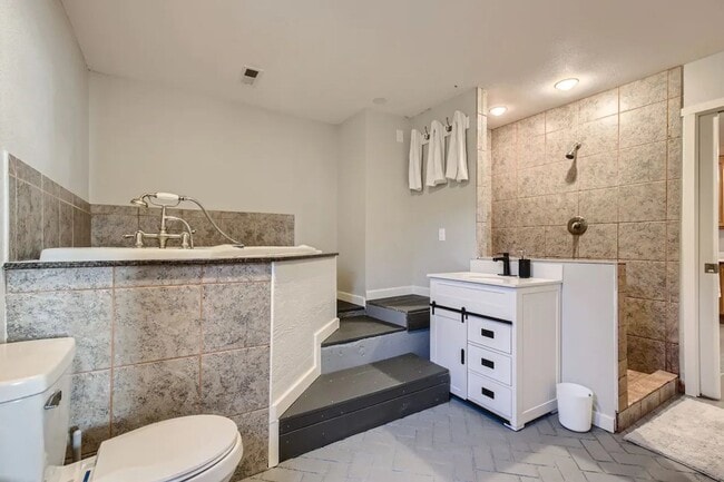Building Photo - $0 DEPOSIT OPTION. 2BED/1BATH BERKLEY NEIGHBORHOOD HOME!