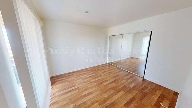 Building Photo - 4041 Oakcrest Dr