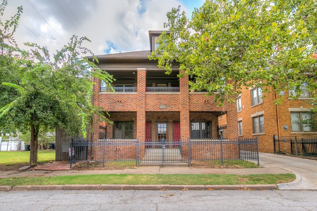 Primary Photo - Kamp's Court Apartments
