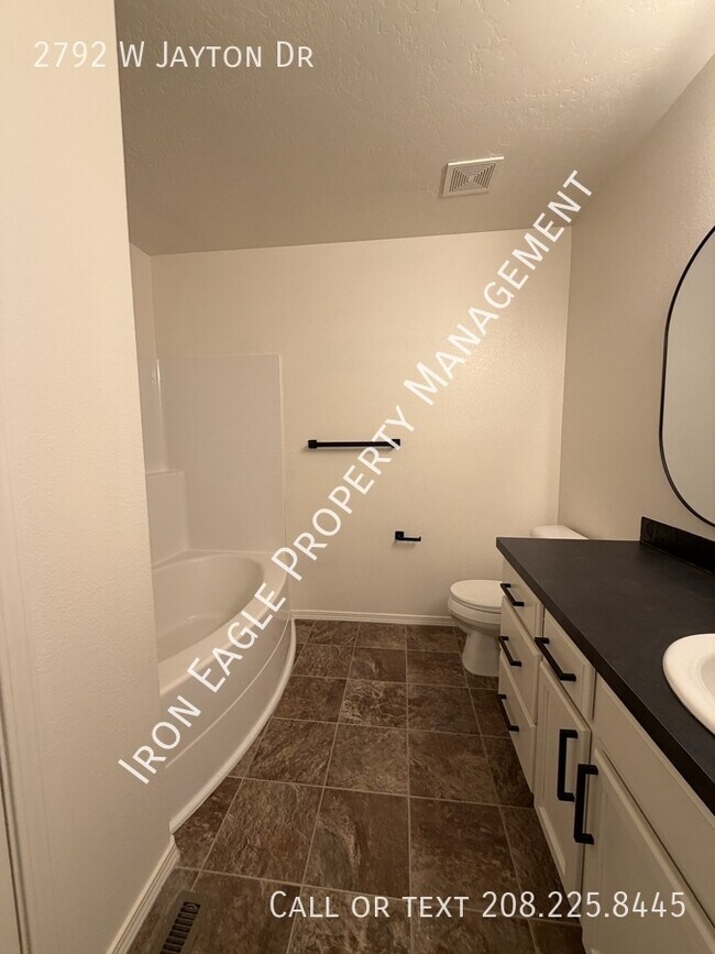 Building Photo - 2792 W Jayton Dr