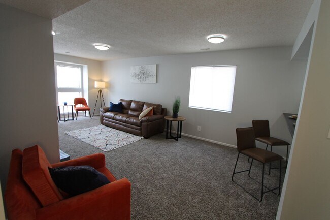 Building Photo - Large one bedroom with amazing vaulted ceilings and a balcony!  Check us out today!