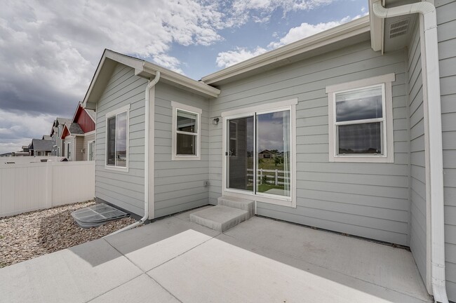 Building Photo - Stunning 5-Bedroom Home with Lake Views in...