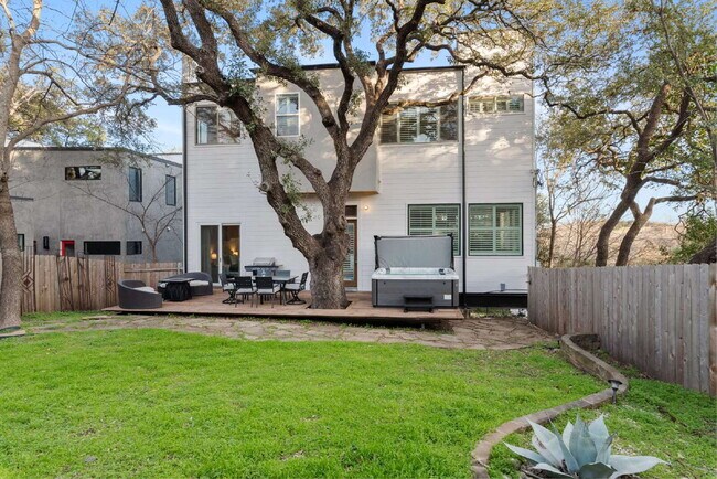 Building Photo - 2612 Carnarvon Ln
