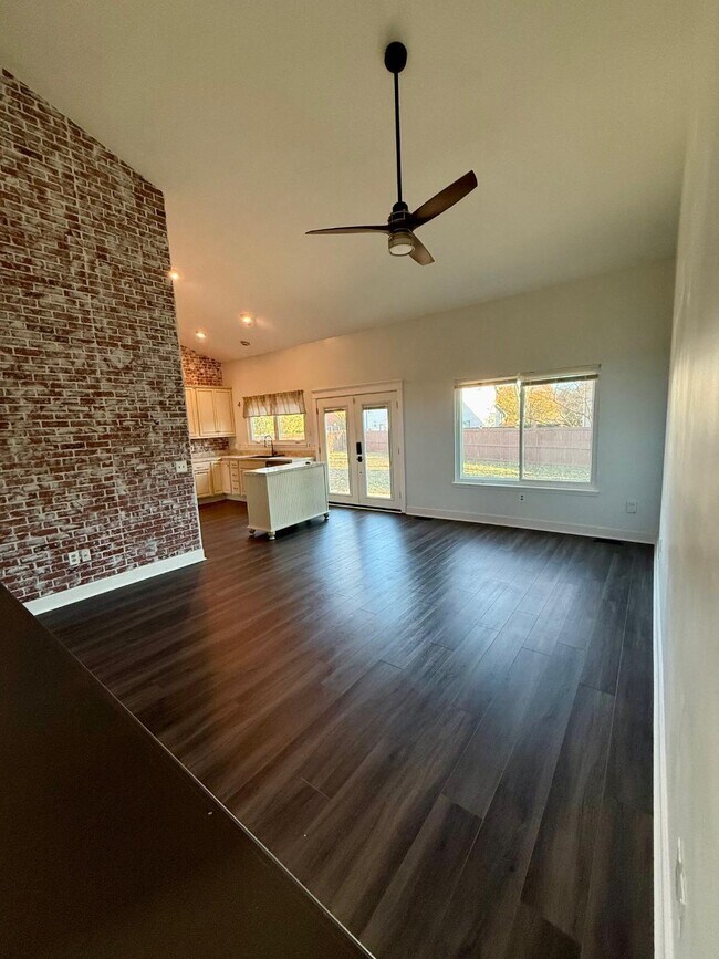 Building Photo - 800 Palomino Ln