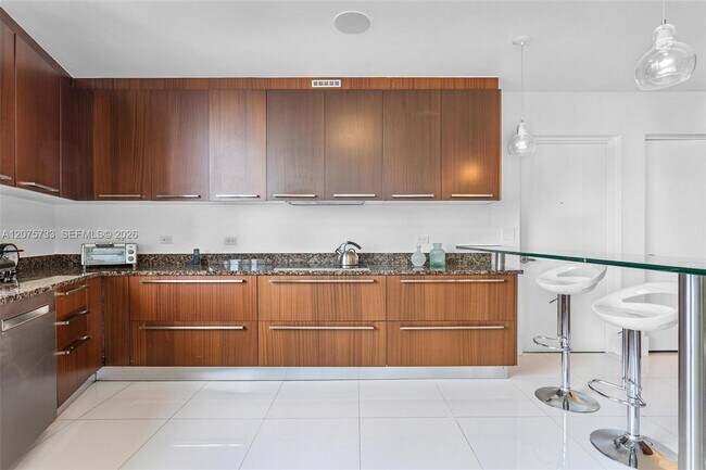 Building Photo - 16001 Collins Ave