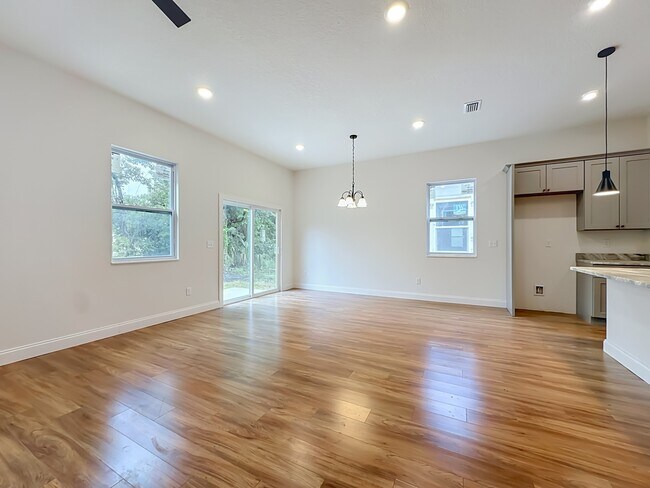 Building Photo - 1192 W 25th St