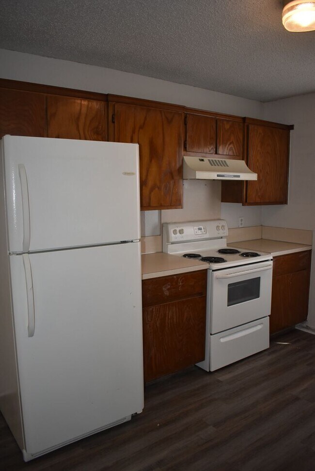 Building Photo - 221 W Robin Ln