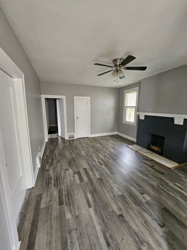 Building Photo - Large 3 bed house with basement