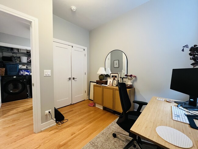 Building Photo - 3253 N Elston Ave