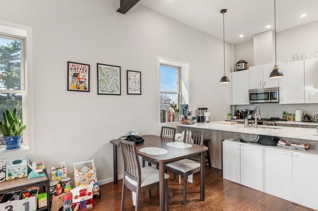 Building Photo - 178 Elm St