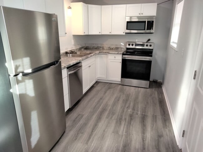 Building Photo - Newly Remodeled Duplex