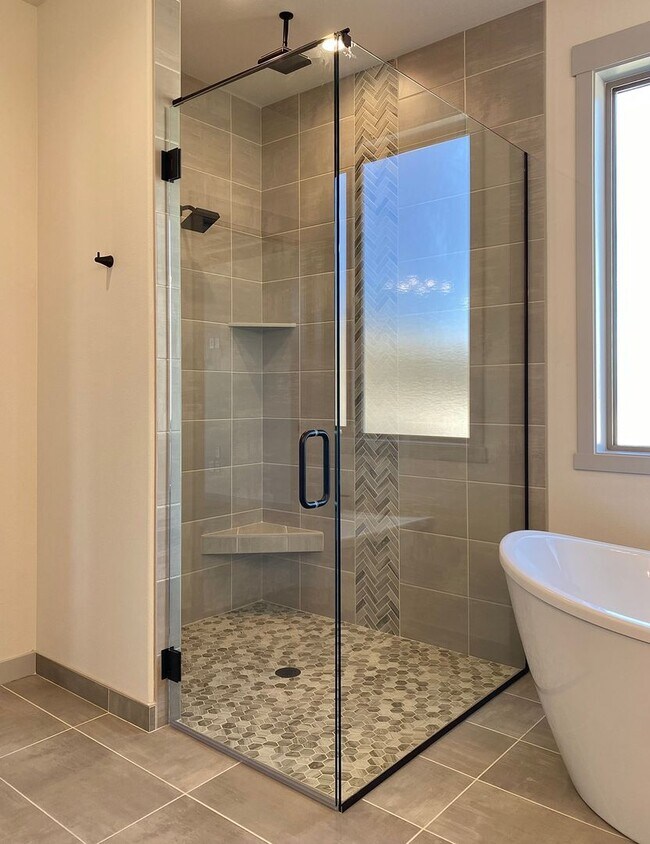 Building Photo - Stunning Southridge Rental with RV Garage & Luxury Finishes!