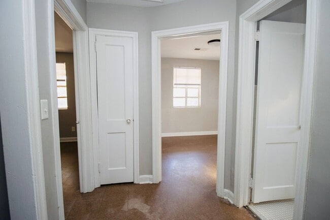 Building Photo - 2 Bedroom, 1 Bath in West Columbia - Avail...