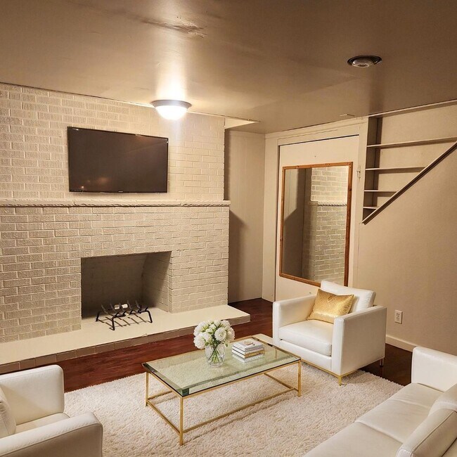 Building Photo - 911 W Leola St