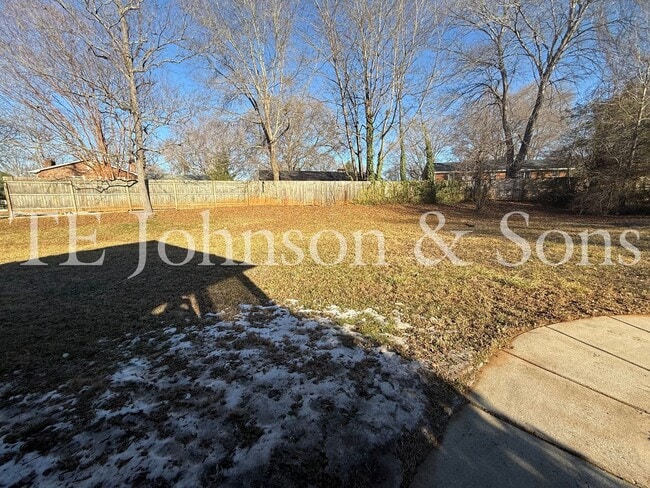 Building Photo - Spacious 4BR Home with Finished Basement, Screened Porch & Garage in Winston-Salem