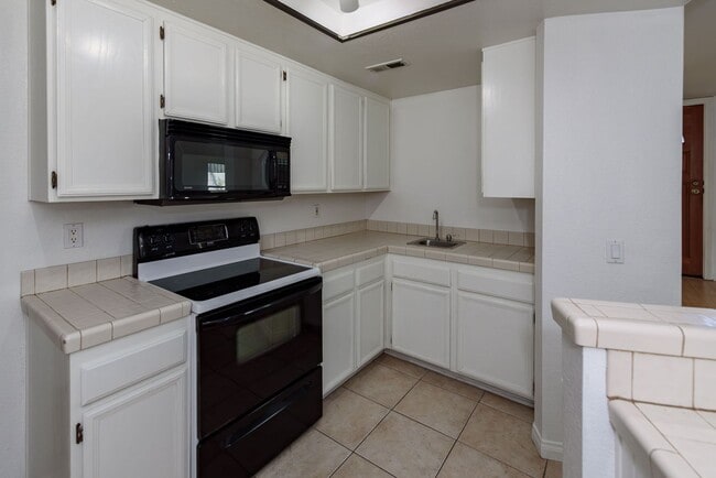 Building Photo - Convenient, Spacious Townhome for Rent in ...