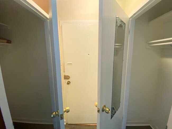 Building Photo - Great studio at River Place for $1600, ALL...