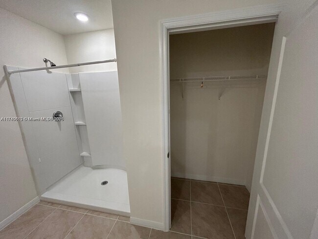Building Photo - 3464 Sandalwood Dr