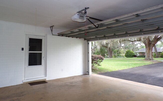 Double Car Garage - 711 SE 40th Ave