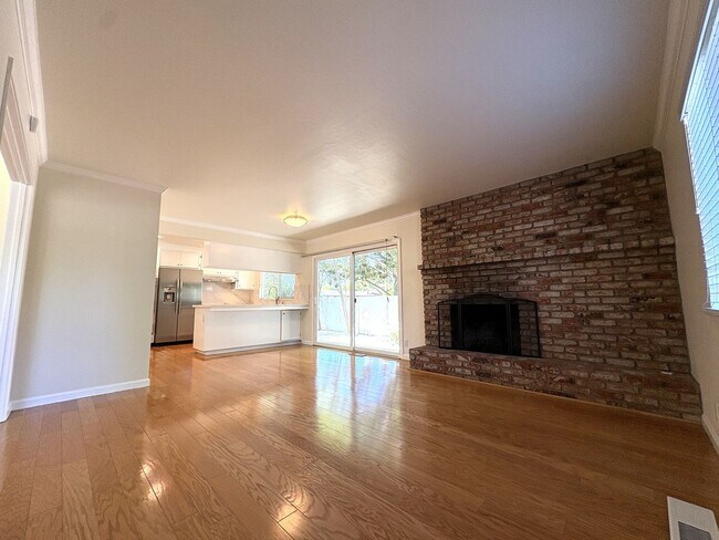 Building Photo - Charming Updated 2-Bedroom Home in Prime L...